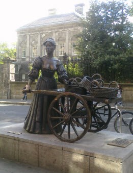 Molly Malone statue