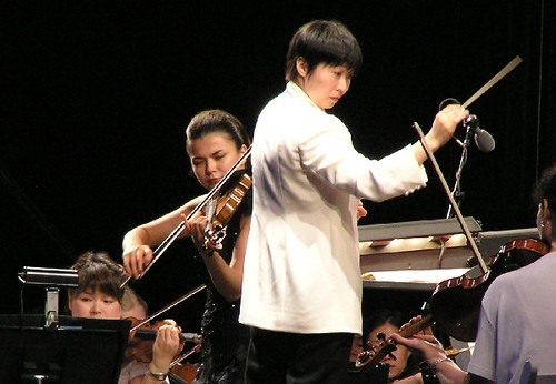 Xian Zhang with a violinist
